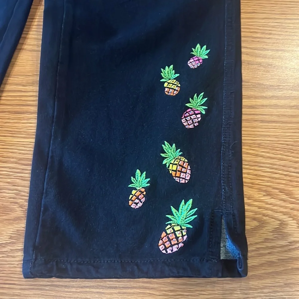 Quaker Factory Dream Jeanne’s 5 pocket Crop Pant Sz Small - pineapple design - Picture 2 of 7
